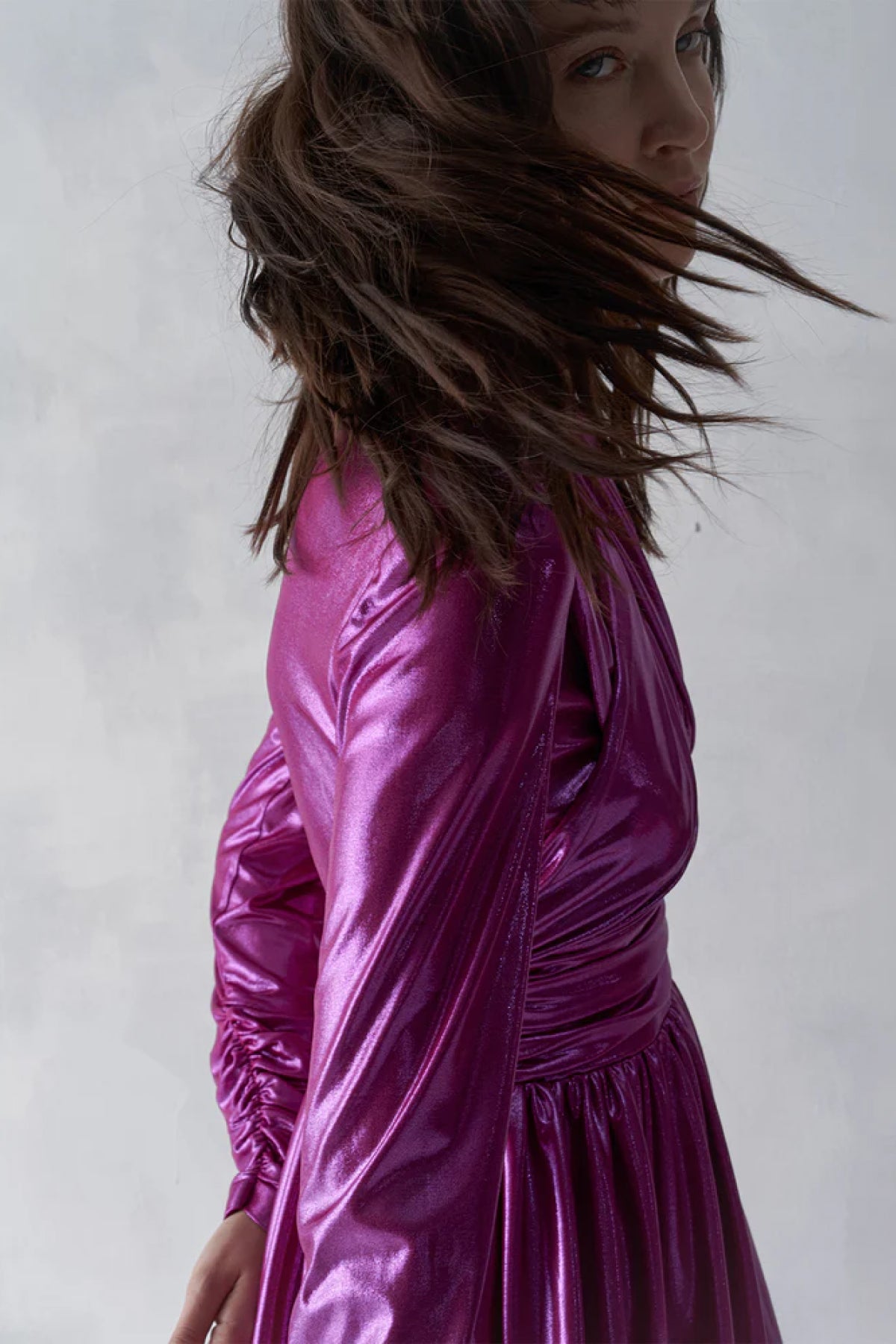 Parlak Kumaş Drapeli Pileli Uzun Abiye Elbise