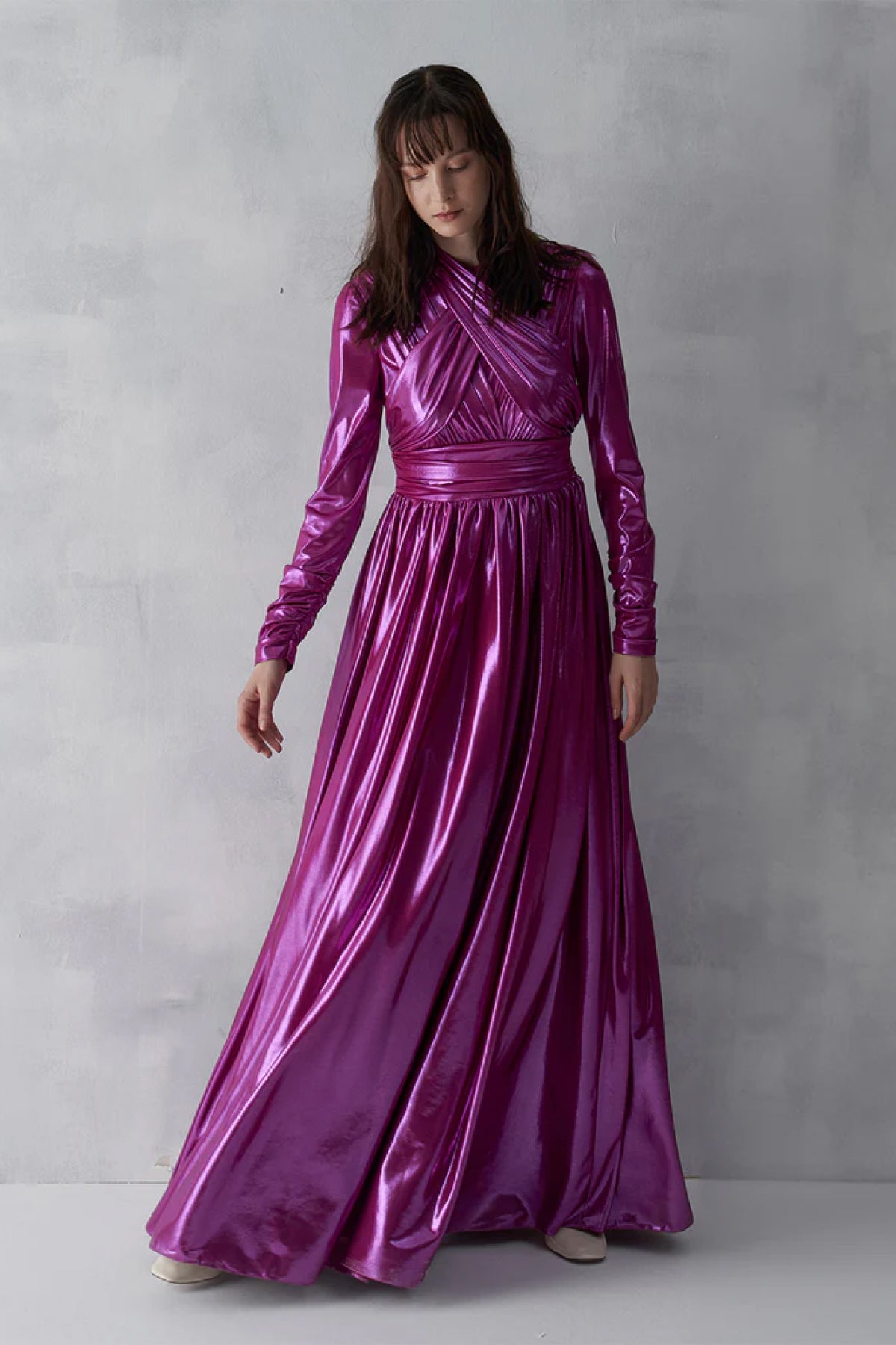 Parlak Kumaş Drapeli Pileli Uzun Abiye Elbise