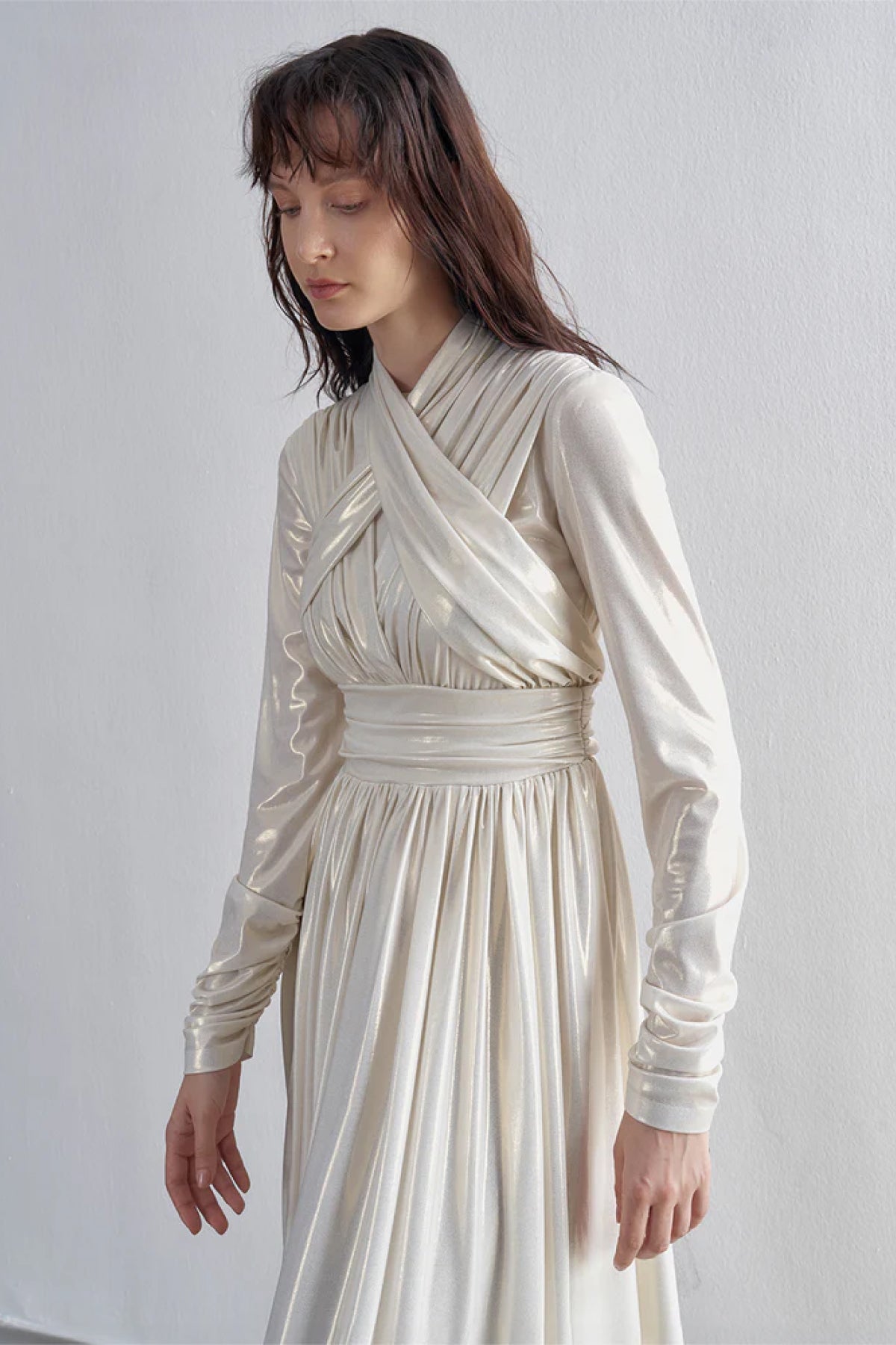 Parlak Kumaş Drapeli Pileli Uzun Abiye Elbise