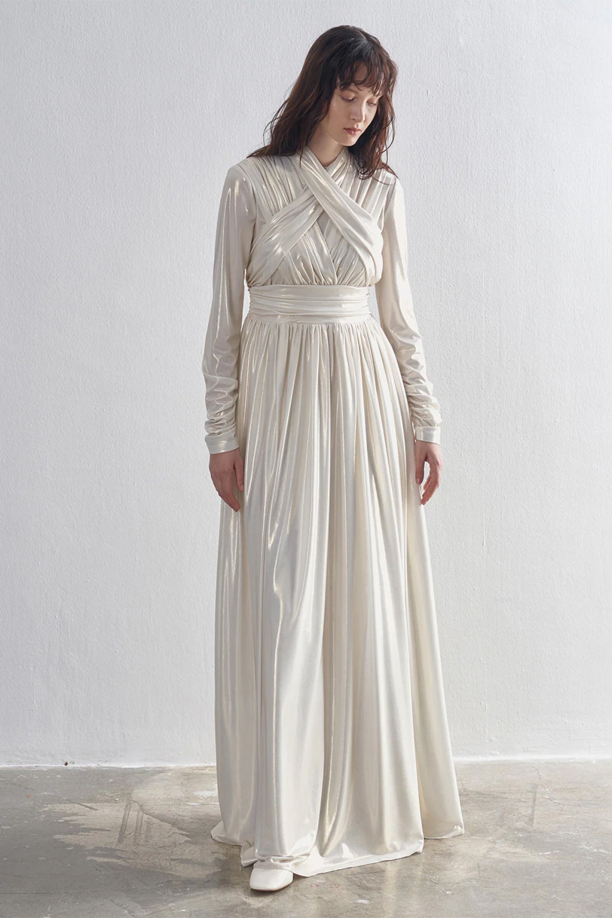 Parlak Kumaş Drapeli Pileli Uzun Abiye Elbise