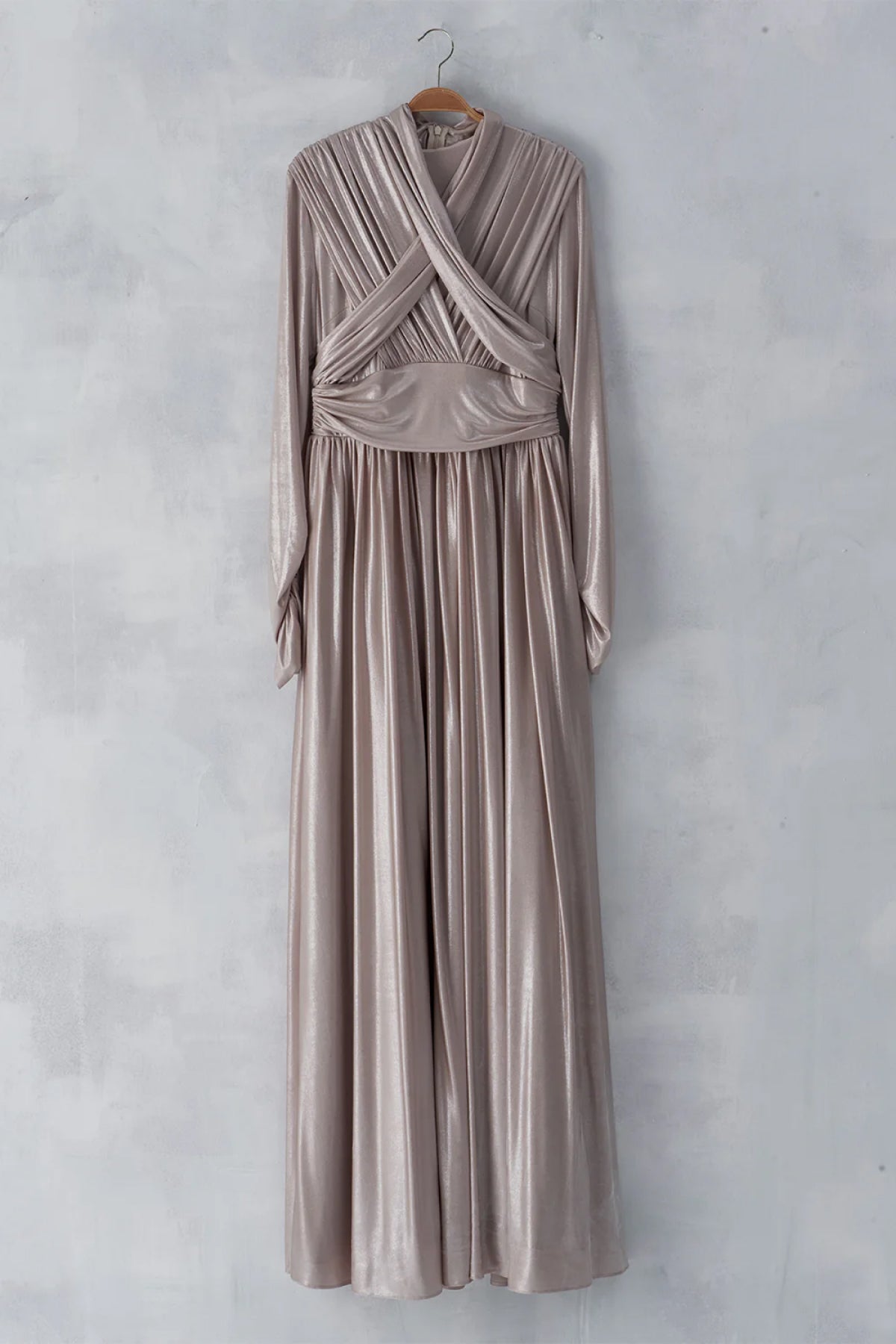 Parlak Kumaş Drapeli Pileli Uzun Abiye Elbise