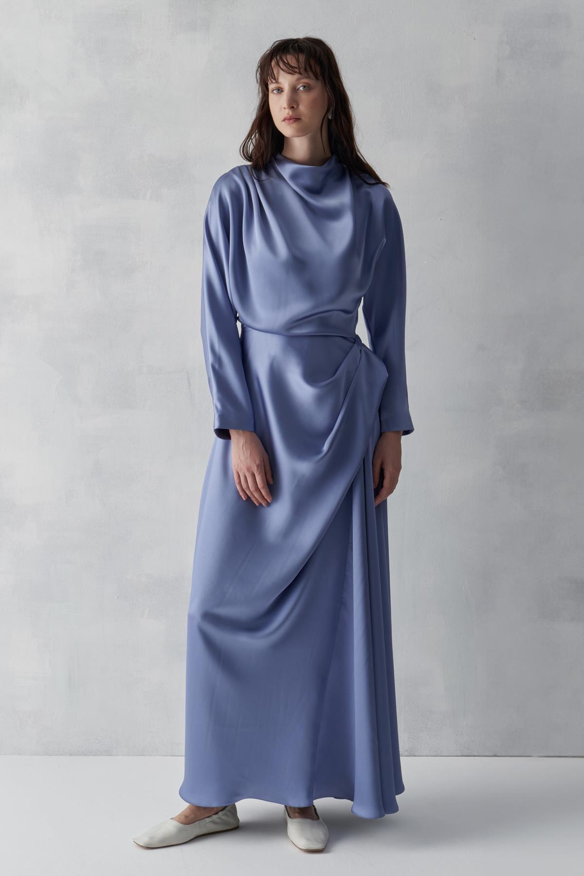 Asimetrik Drapeli Yüksek Yaka Saten Uzun Abiye Elbise