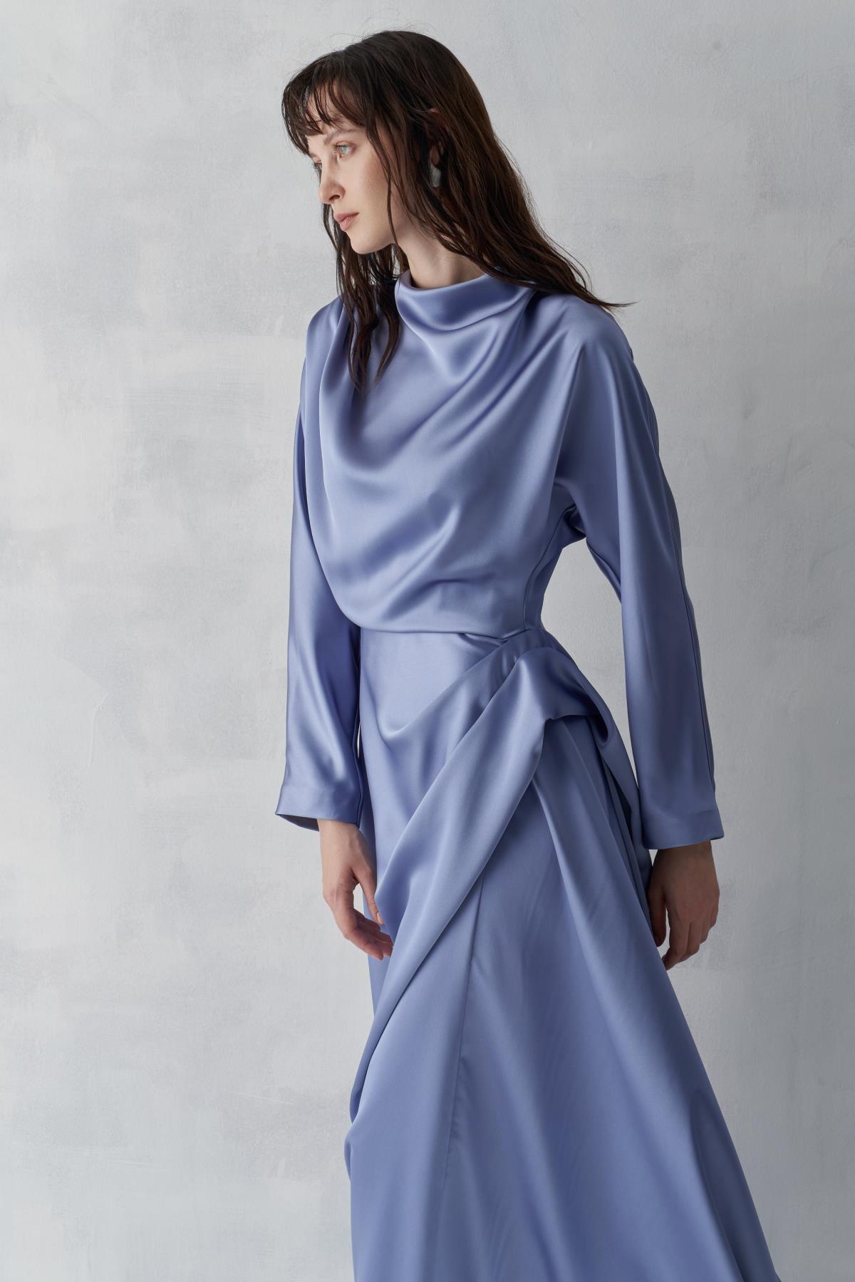 Asimetrik Drapeli Yüksek Yaka Saten Uzun Abiye Elbise