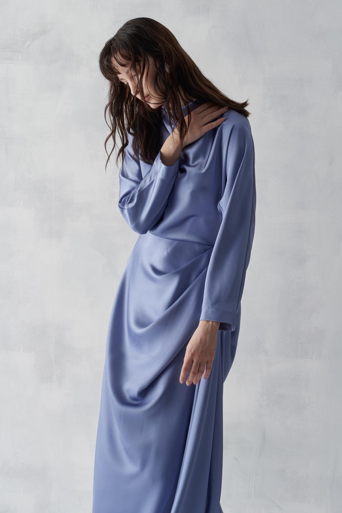 Asimetrik Drapeli Yüksek Yaka Saten Uzun Abiye Elbise