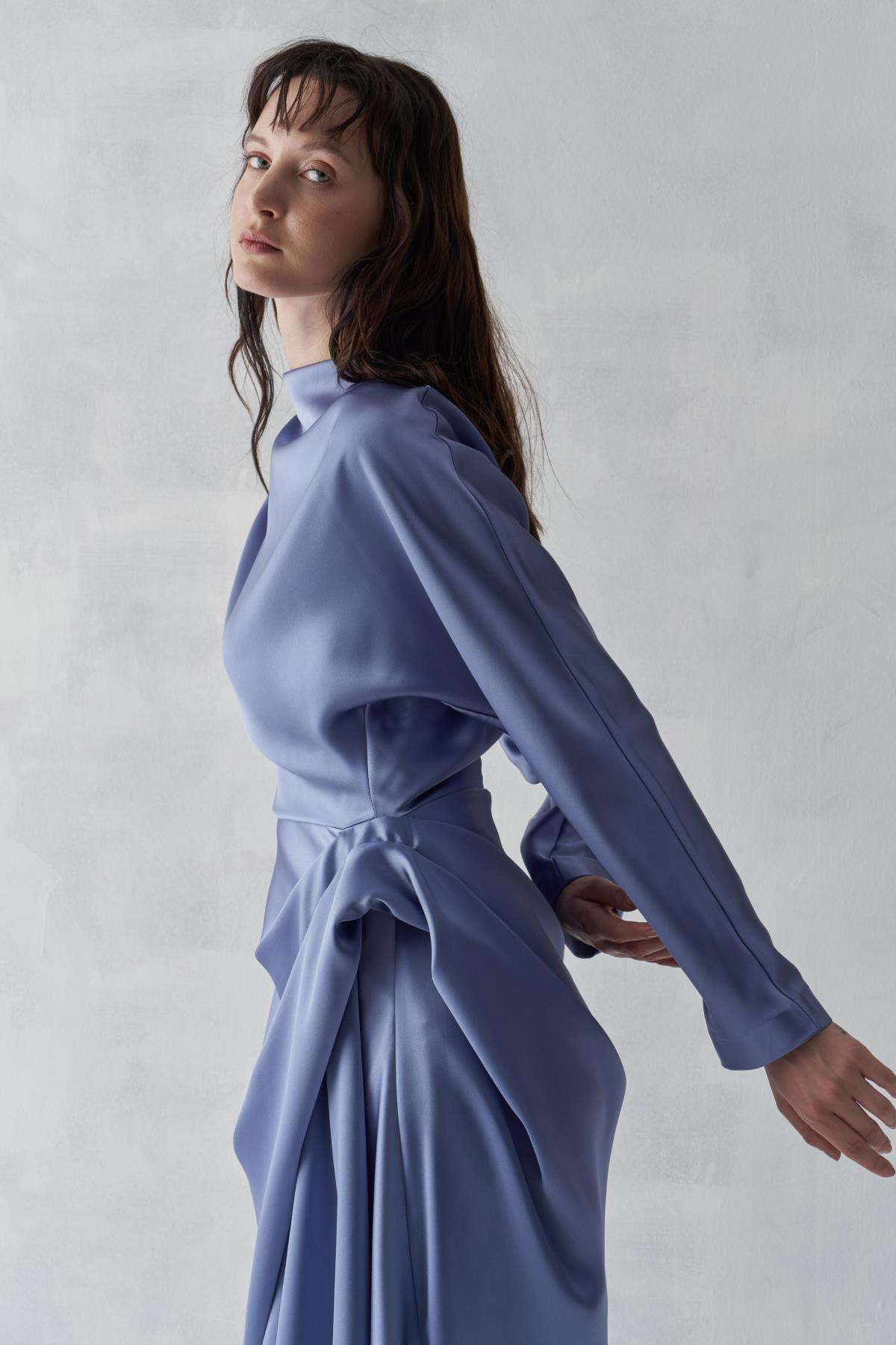 Asimetrik Drapeli Yüksek Yaka Saten Uzun Abiye Elbise