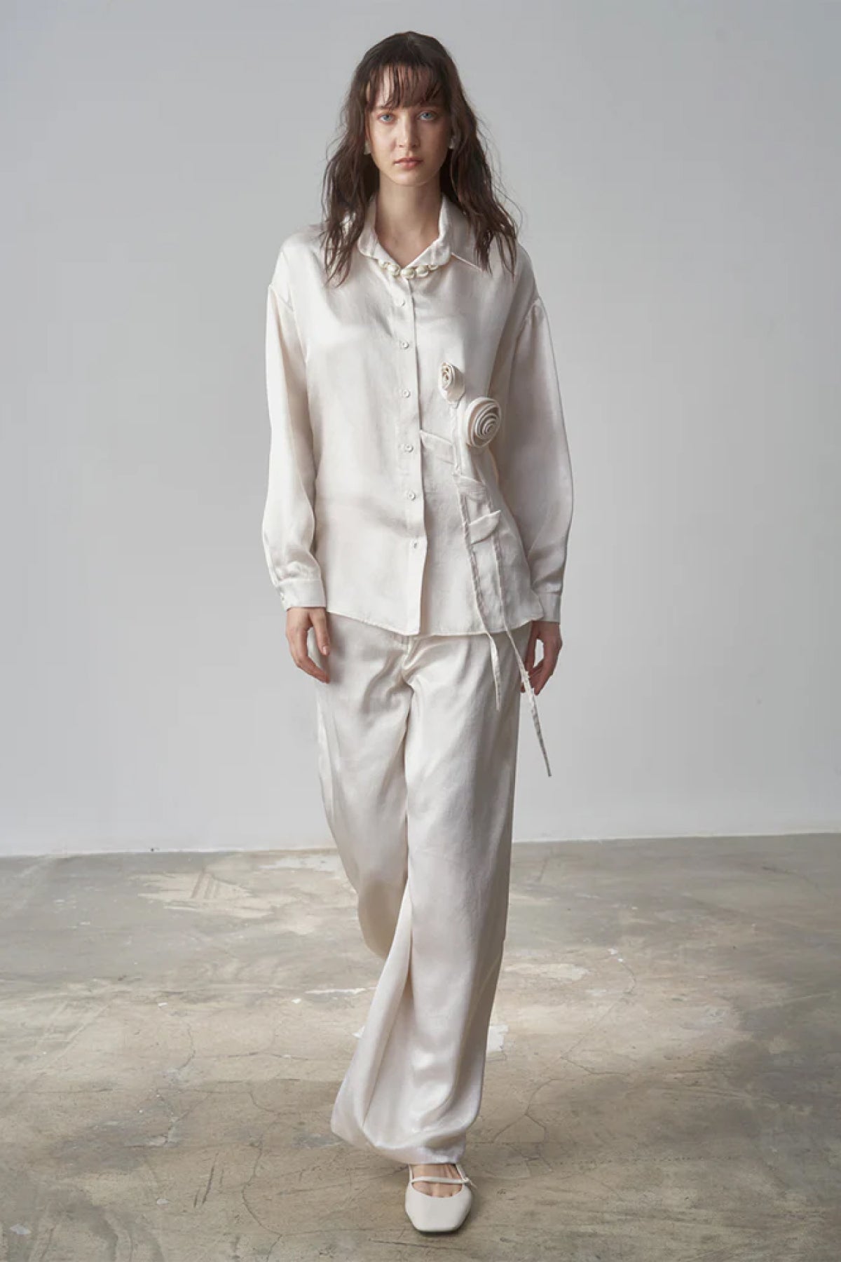 Gül Aplikeli Dökümlü İpek Gömlek