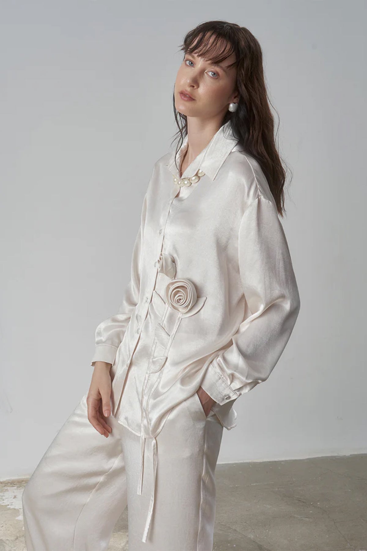 Gül Aplikeli Dökümlü İpek Gömlek