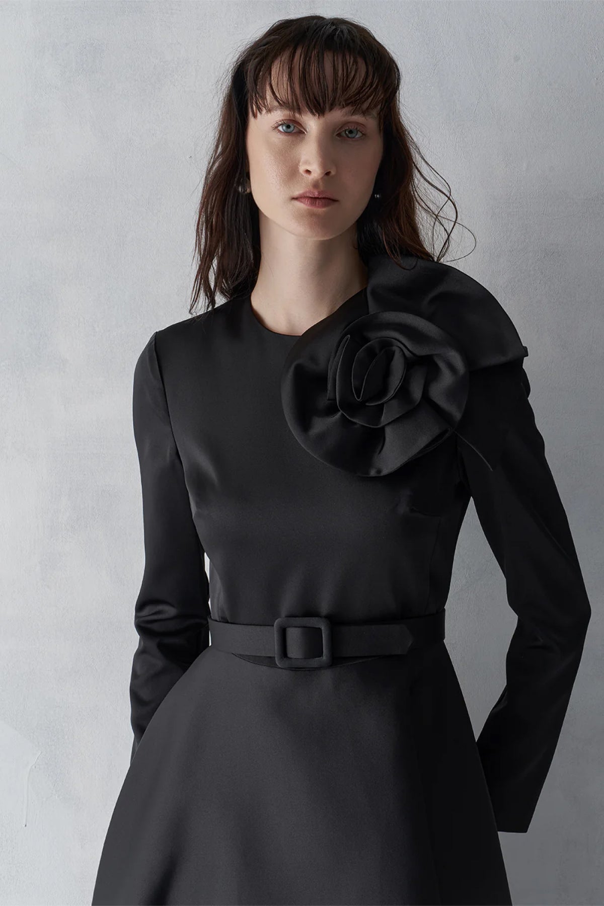 Yakası Gül Aplikeli Kemerli Uzun Abiye Elbise