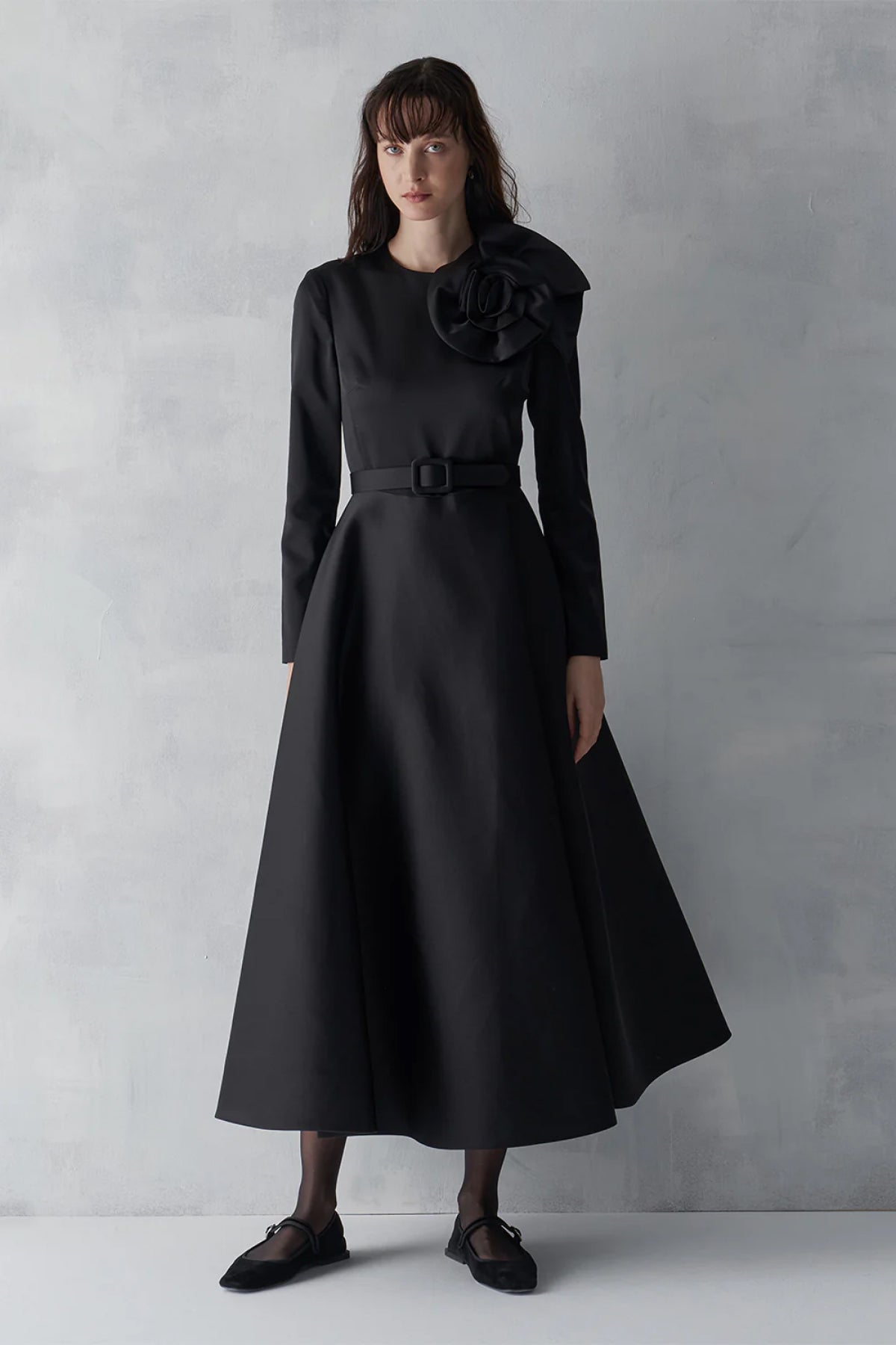 Yakası Gül Aplikeli Kemerli Uzun Abiye Elbise