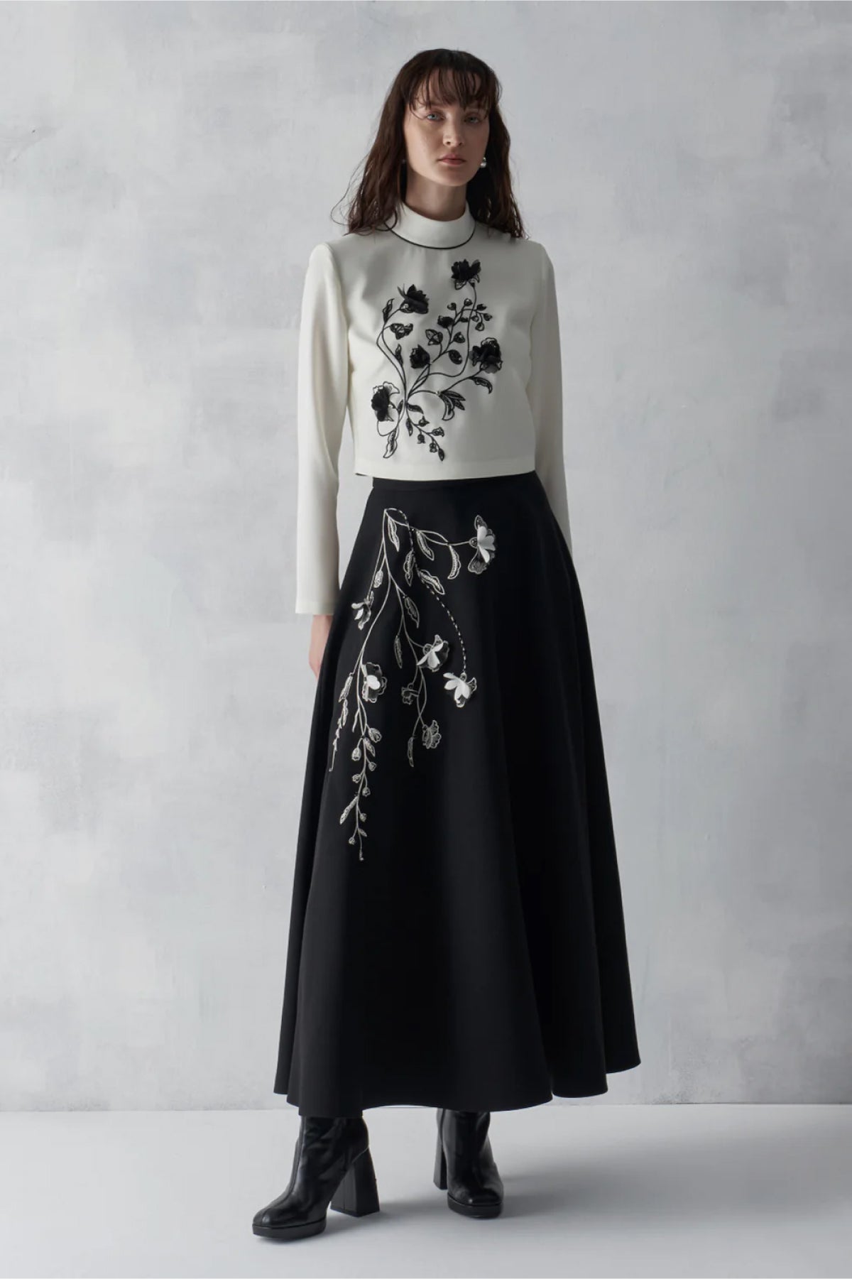 Çiçek İşlemeli Bluz Etek Takım