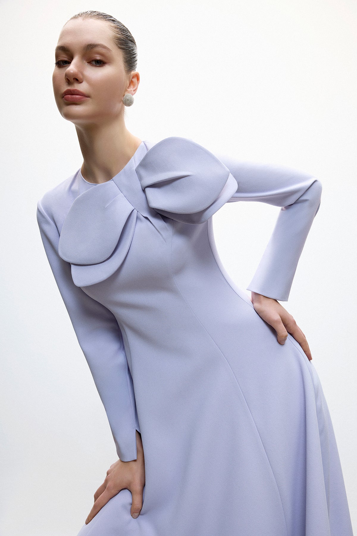 Uzun Kollu Asimetrik Fiyonk Detaylı Midi Elbise