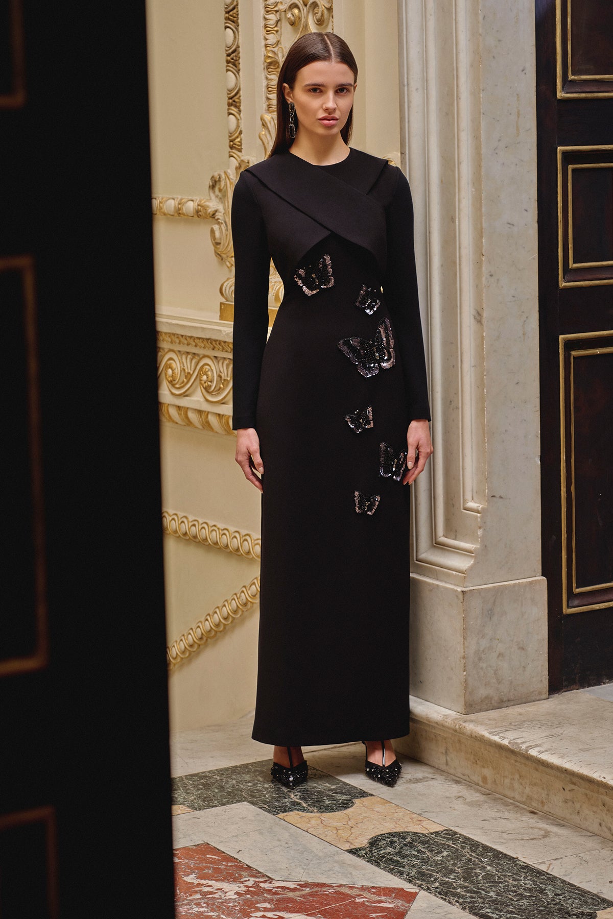 Uzun Kollu Siyah Nakışlı Abiye Elbise