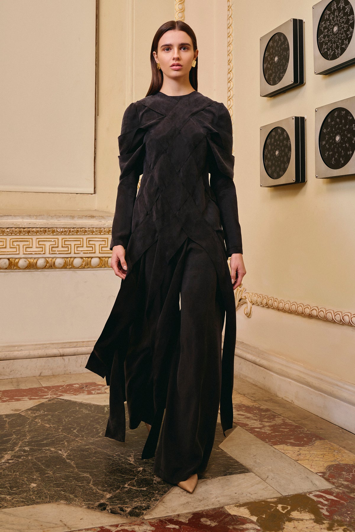 طقم بنطلون وبلوزة بتفاصيل التطريز المتقاطع