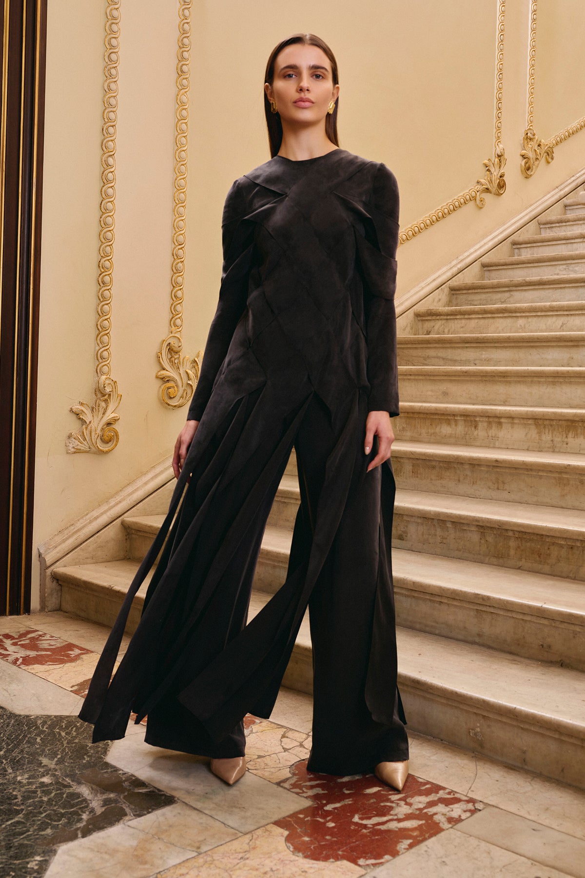 طقم بنطلون وبلوزة بتفاصيل التطريز المتقاطع