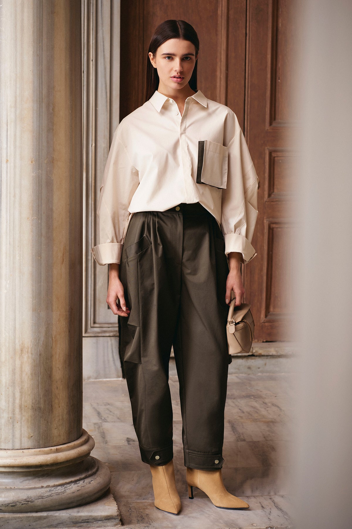 قميص بأزرار وتفاصيل جيوب