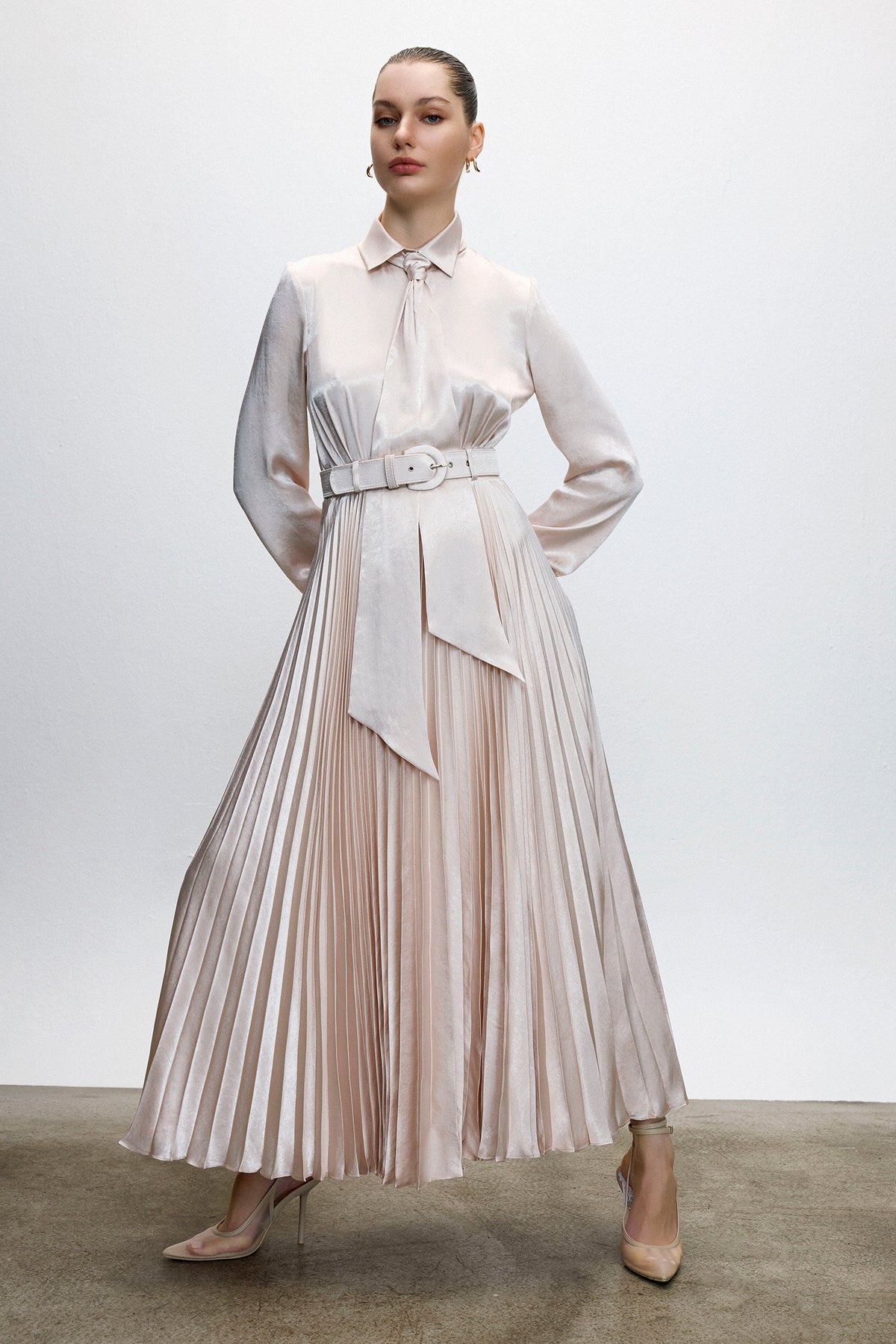 Pilise Etek Detaylı Saten Kemerli Uzun Elbise