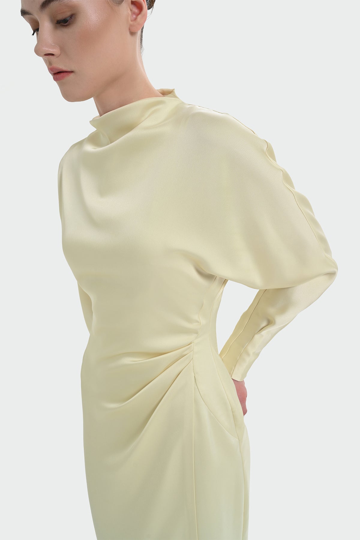 Bel Büzgü Detaylı Saten Elbise