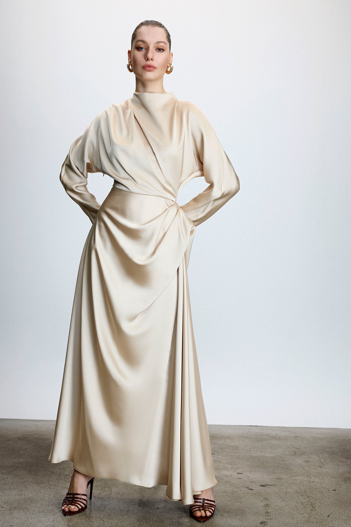 Asimetrik Drapeli Yüksek Yaka Saten Uzun Abiye Elbise