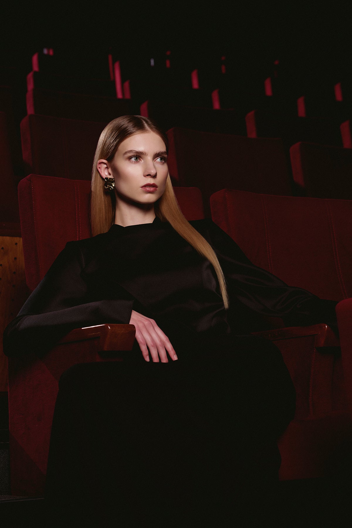 Saten Asimetrik Detaylı Uzun Kollu Abiye Elbise