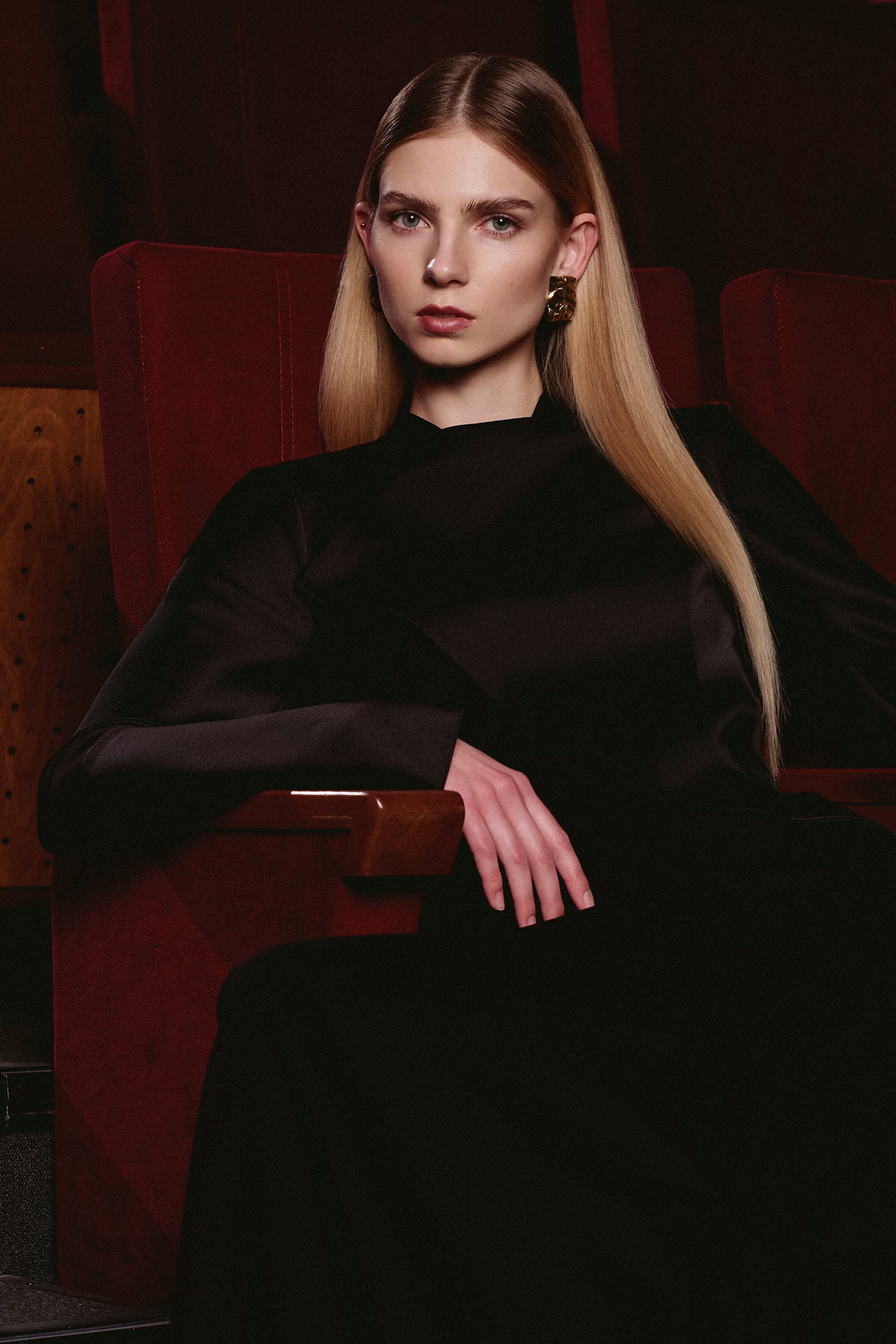 Saten Asimetrik Detaylı Uzun Kollu Abiye Elbise