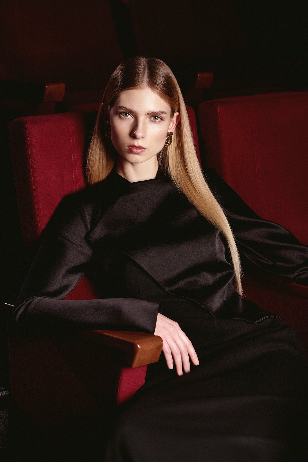 Saten Asimetrik Detaylı Uzun Kollu Abiye Elbise