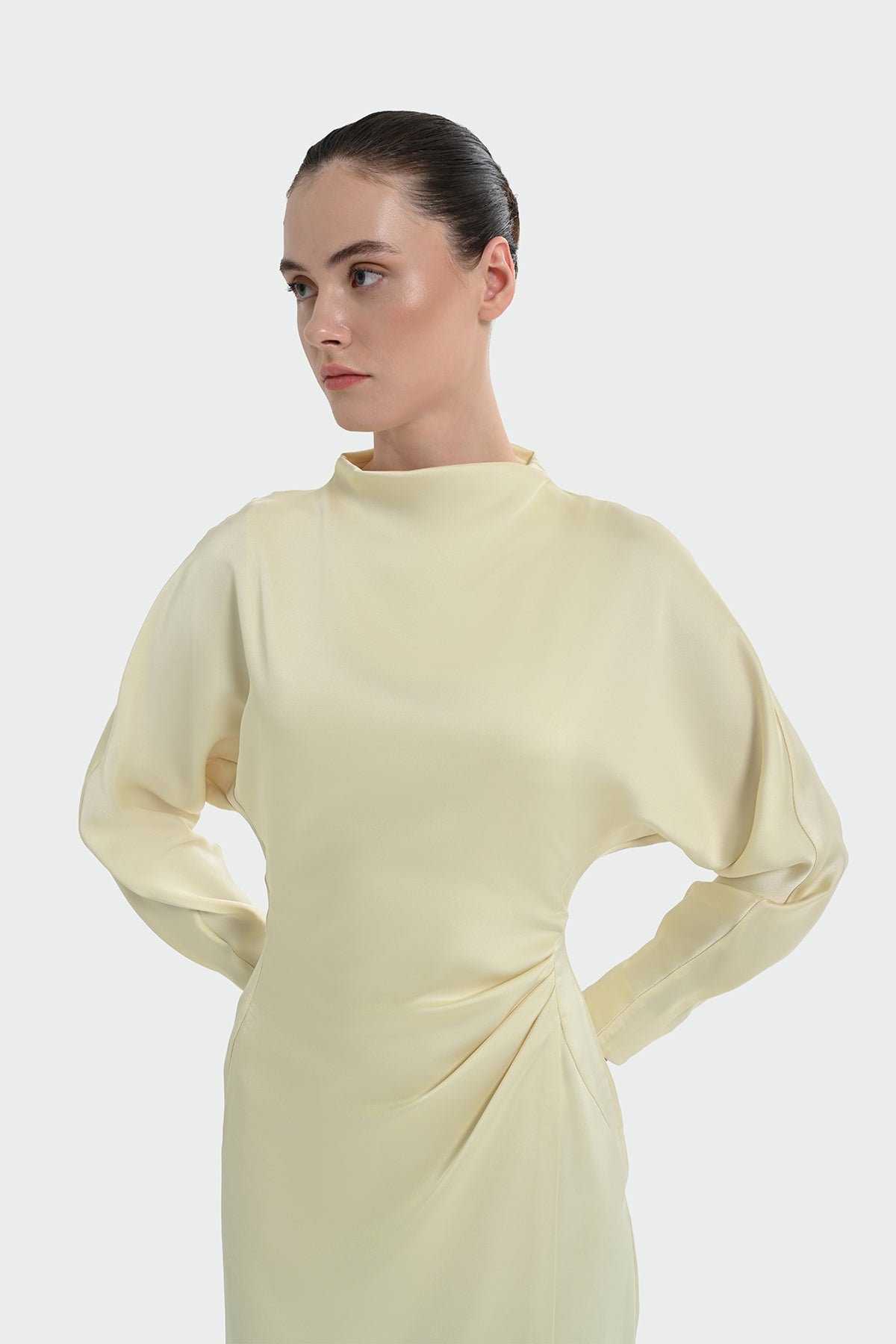 Bel Büzgü Detaylı Saten Elbise