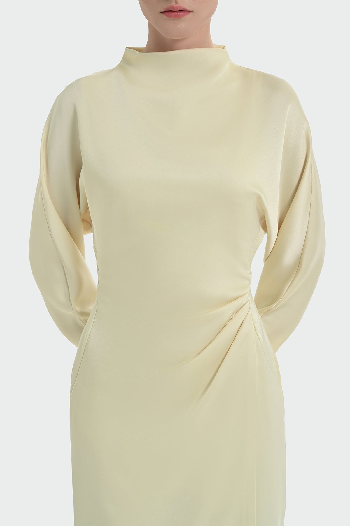 Bel Büzgü Detaylı Saten Elbise