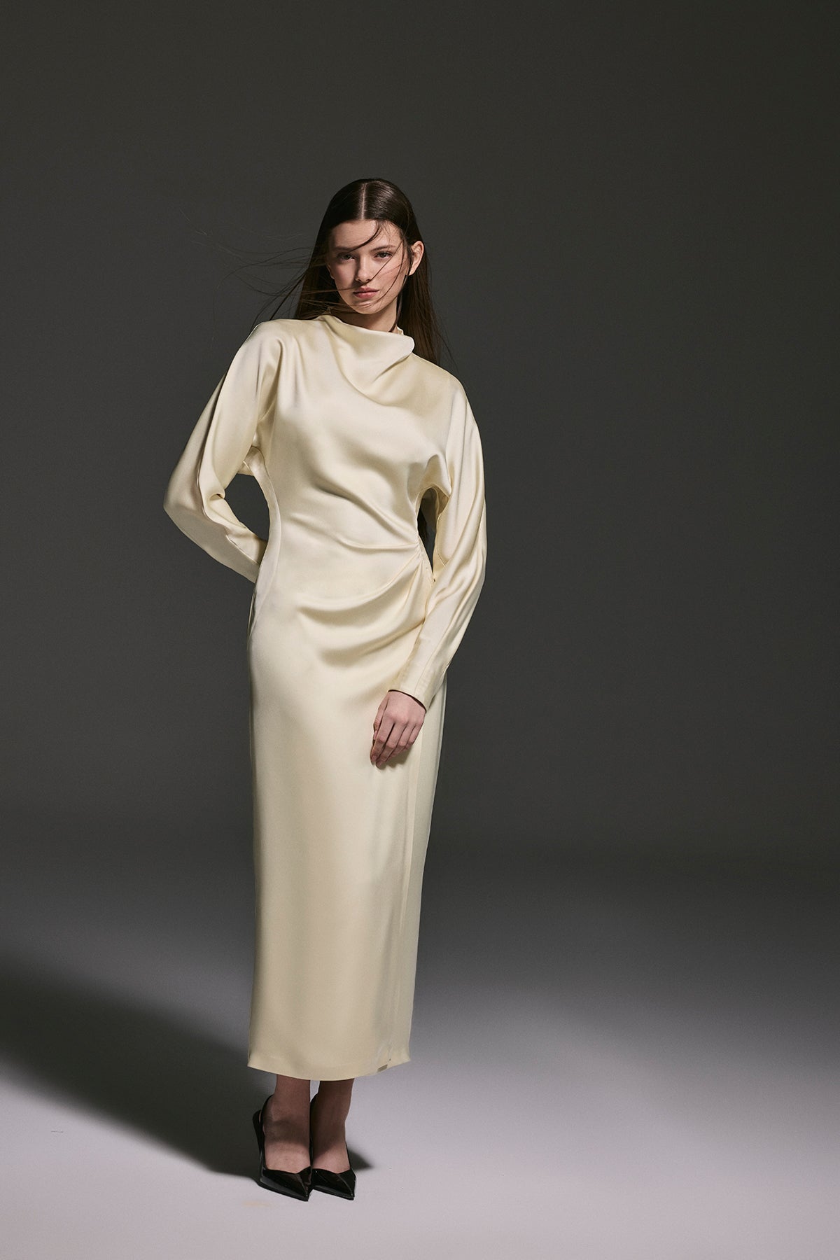 Bel Büzgü Detaylı Saten Elbise